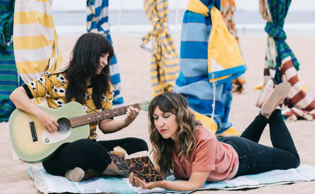 Imagen PAULINE EN LA PLAYA (Femenino y Singular)